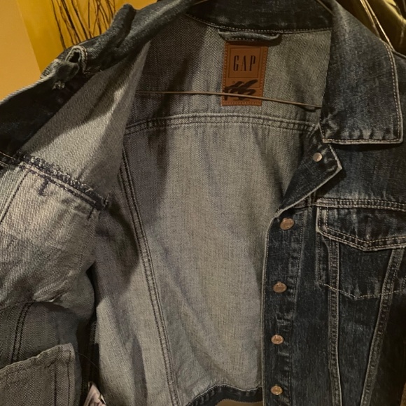 Gap- distressed down to waist denim jacket - Picture 5 of 11